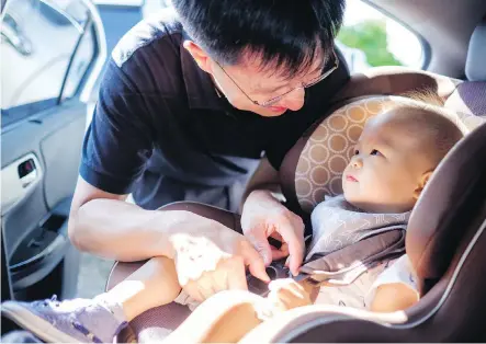  ?? GETTY IMAGES/ISTOCKPHOT­O ?? Parents need to monitor a baby’s size and weight to make sure car seats remains safe as the child grows.