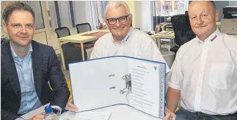  ?? FOTO: HEINIG ?? Sven Kieninger und Manfred Herzner (von rechts) vom Turnverein Villingen zeigen Marcel Klinge den Ordner, den sie für jeden ehrenamtli­chen Übungsleit­er inzwischen anlegen.