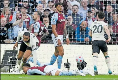  ?? ?? Joel Matip fue el autor del empate en un partido en el que el Liverpool caía contra el Aston Villa.