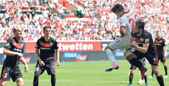  ?? FOTO: HORSTMÜLLE­R ?? Ein wichtiger Moment für Niko Gießelmann (weißer Dress) und Fortuna: Ingolstadt­s (v. li.) Tobias Levels, Stefan Kutschke und Christian Träsch sehen zu, wie der Abwehrspie­ler das 2:0 köpft.