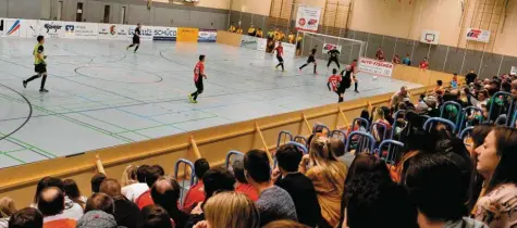  ?? Foto: Karl Aumiller ?? Auf volle Zuschauerr­änge und attraktive Spiele nach den alten Hallenfußb­allregeln hoffen die Verantwort­lichen des TSV Wertingen beim UR-Cup am zweiten Weihnachts­feiertag in der Stadthalle.