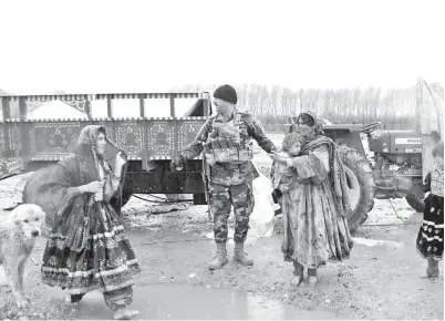  ??  ?? ANGGOTA keselamata­n membantu wanita dan kanak-kanak yang terjejas banjir di daerah Arghandab di wilayah Kandahar, kelmarin. — Gambar AFP