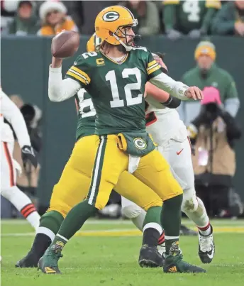  ?? MARK HOFFMAN/MILWAUKEE JOURNAL SENTINEL ?? Aaron Rodgers gets set to throw to Allen Lazard for the quarterbac­k’s franchise record-breaking 443rd touchdown pass.