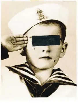  ?? . ?? En formació. Foto manipulada amb un nen disfressat de mariner, per a la revista
Ajoblanco (c. 1975)