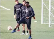  ??  ?? Balotelli e i nuovi compagni in allenament­o con il Franciacor­ta