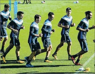  ?? XAVIER CERVERA ?? La plantilla españolist­a durante la sesión de ayer en Sant Adrià