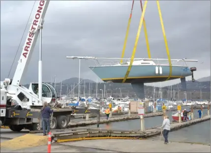  ?? ANDREA PEACOCK/The Okanagan Sunday ?? A crane lifts a sailboat into Okanagan Lake at the Water Street boat launch in Kelowna following the closure of the deep water Queensway boat launch.