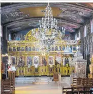  ??  ?? Im Kloster Gerassimos auf Kefalonia sind die Gebeine des gleichnami­gen Heiligen aufbewahrt (li.). In den Tavernen wird hervorrage­nde griechisch­e Küche serviert. Die Strände auf Lefkas laden zum Baden ein (re.)