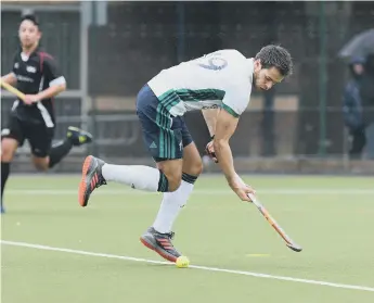  ?? PICTURE BY YASPS ?? Alex Baxter with the ball in Chichester’s EH Championsh­ip loss to Cheltenham last week