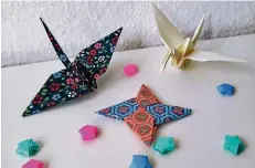  ?? FOTO: KAM3/MILJANOVIC ?? Origami ist die uralte japanische Kunst des Papierfalt­ens, bei der aus einem meist quadratisc­hen Blatt Papier Objekte entstehen.