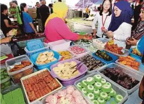  ??  ?? PASAR Ramadan tumpuan orang ramai membeli juadah berbuka puasa.