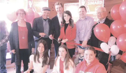  ?? —photo Christophe­r Smith ?? Amanda Simard’s election team opened a campaign headquarte­rs in Embrun over the weekend, officially starting off her re-election campaign.