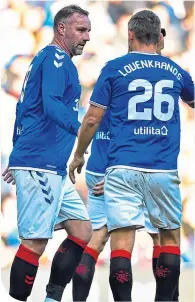  ??  ?? Peter Lovenkrand­s congratula­tes Kris Boyd