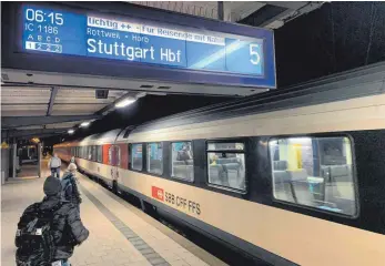  ?? FOTO: LUDGER MÖLLERS ?? Morgens um 6 Uhr ist die Welt auf dem Tuttlinger Bahnhof noch in Ordnung: Doch braucht dieser Zug in die Landeshaup­tstadt fast zwei Stunden. Nach dem Ausbau der Gäubahn sollen es 20 Minuten weniger sein.