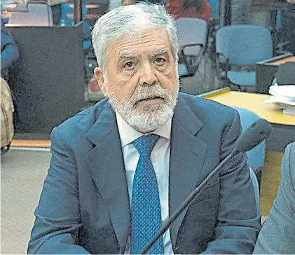  ??  ?? Preso y procesado. El ex ministro de Planificac­ión Julio De Vido se encuentra detenido en Marcos Paz.