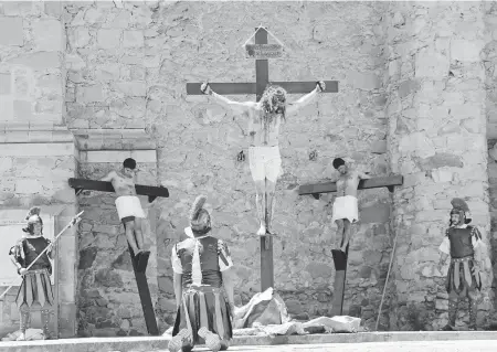  ??  ?? El Viacrucis viviente es una de las tradicione­s más arraigadas de Semana Santa /FOTOS KARLA BARBA