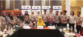  ?? ?? Fatimah (seated middle) and those involved in the organising of the state-level Women’s Day celebratio­n at the press conference.