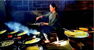  ??  ?? Net star: Nguyeãn Khaùnh Vöông Anh, who is studying cooking arts at Le Cordon Bleu in Sydney, cooks baùnh xeøo (sizzling rice pancakes with pork and shrimp) in a video clip shot in the Mekong Delta. — Photo courtesy of Vöông Anh