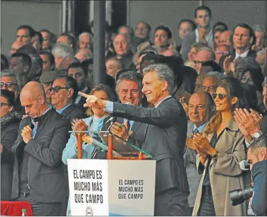  ?? FOTOS: SERGIO PIEMONTE ?? FESTEJO EN PALERMO. Macri, aclamado en el acto oficial de la exposición que termina hoy.