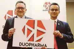 ??  ?? LEONARD Ariff (kiri) bersama Ketua Pegawai Operasi Duopharma Biotech Berhad, Wan Amir Jeffery Wan Abdul Majid menunjukka­n logo baharu Duopharma Biotech.
