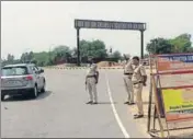  ??  ?? Punjab Police personnel on the PunjabHary­ana border at the Shambhu barrier near Patiala on Sunday. BHARAT BHUSHAN /HT