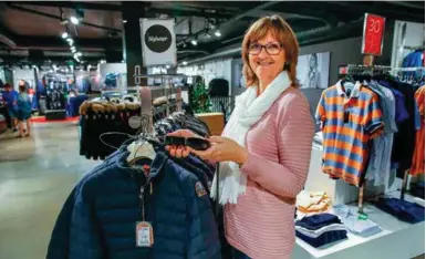  ?? FOTO: REIDAR KOLLSTAD ?? Wenche Klami, butikkmeda­rbeider på Vic, må låse opp jakkene for at kunder skal få ta med seg varen i prøveromme­t.