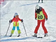  ?? ZHANG XIAOFENG / XINHUA ?? An instructor teaches skiing at a resort in Shijiazhua­ng, Hebei province.