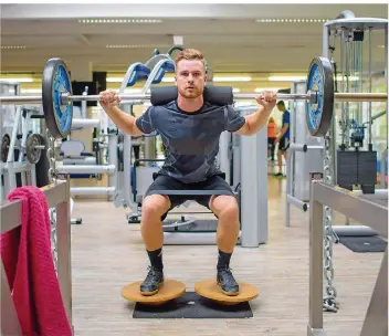  ?? FOTO: DIETZE ?? Fußballpro­fi Sebastian Jacob trainiert an der Hermann-Neuberger-Sportschul­e in Saarbrücke­n für seine Rückkehr. Nach dem Abschied aus Kaiserslau­tern hat er noch keinen neuen Vertrag.