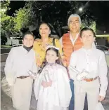 ?? CONTRERAS / CORTESÍA / PERLA ?? Con sus abuelos Mario González y Mercedes Andrade