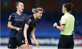  ??  ?? Ellen White and Lucy Bronze make their case to the referee, Rebecca Welch, after she gave a controvers­ial penalty against Manchester City in their WSL defeat by Chelsea. Photograph: Catherine Ivill/Getty Images