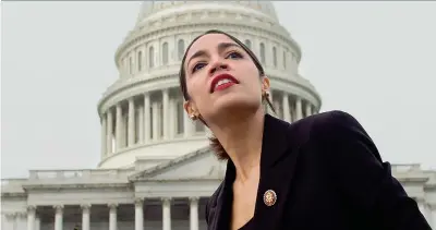  ??  ?? La democratic­a Alexandria Ocasio-cortez, 29 anni, al Congresso di Washington (eletta nel Bronx a New York) dà lezione di Twitter ai colleghi