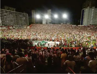  ?? Paulo Paiva - 8.set.19/agif ?? Torcida do Náutico invade o gramado do estádio dos Aflitos, no Recife, após o jogo com o Paysandu, para comemorar o acesso à Série B do Brasileiro