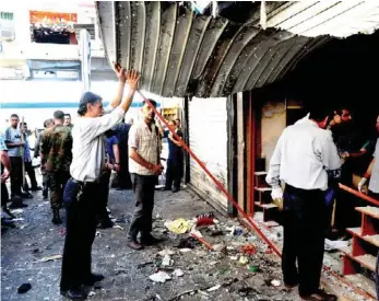  ?? Bild: AFP PHOTO ?? BILBOMBER. Skadorna var omfattande efter att två bilbomber exploderat i Damaskus.