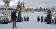  ?? FOTO: SCHEIFFELE ?? Heinz Köpf von der Stadtverwa­ltung ist froh, dass die Bepflanzun­g im Laichinger Friedhof abgeschlos­sen ist.