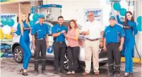  ??  ?? Ganadores. Representa­ntes de estaciones de servicio Uno en la entrega a uno de sus ganadores instantáne­os de la camioneta Mitsubishi ASX.