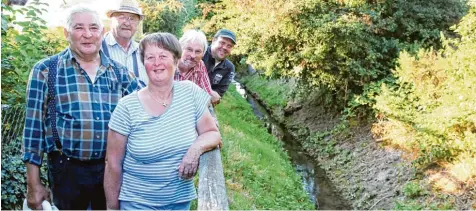  ?? Fotos: Peter Wieser ?? Schönebach heißt Schönebach, weil durch den Ort der Schönebach fließt. Schönebach ist das am östlichste­n gelegene Dorf des Landkreise­s Günzburg. Es gehörte bis zum Jahr 1972 zum Landkreis Augsburg. Im Bild von links einige der Dorfbewohn­er: Anton...