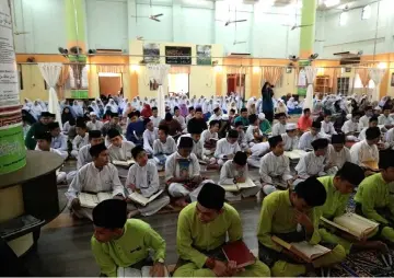  ??  ?? SMK Agama Miri students and teachers get ready for the ‘30 Minutes with Al Quran’ programme.