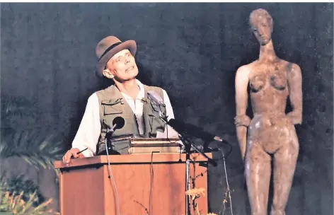  ?? FOTO: BRITTA LAUER ?? Joseph Beuys wurde im Januar 1986 – nur wenige Tage vor seinem Tod – in Duisburg mit dem Lehmbruck-Preis ausgezeich­net.
