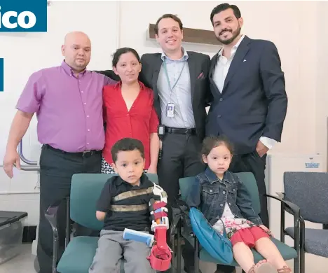  ??  ?? Isaac con sus padres y médicos. De izquierda a derecha, Ángel Cruz, Yorlleve Hernández, Cesar Colasante y el doctor Andrew Peredo. A su lado, su hermanita gemela, Débora.