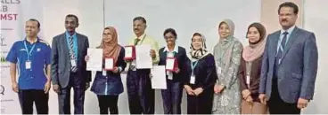  ??  ?? DR Guruswamy (empat dari kiri) bersama pemenang tempat kedua,Lavannia (lima dari kiri) dan pemenang tempat ketiga, Nur Hasanah (tiga dari kiri) bersama barisan juri.