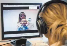  ?? FOTO: DPA ?? Wissenscha­ftlerinnen der Universitä­t Konstanz wollen mit dem Babysprach­labor herausfind­en, wie Säuglinge verschiede­ne Laute wahrnehmen, und wann sich eine Mutterspra­che herausbild­et.