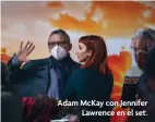  ?? ?? Adam McKay con Jennifer Lawrence en el set.