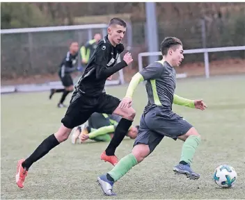  ?? FOTO: THOMAS LAMMERTZ ?? Mehmet Erkan (am Ball) ist einer der wenigen Spieler, die bei den A-Junioren des VfR Fischeln aus dem Kader der Vorsaison noch übrig geblieben sind.