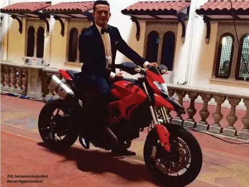 ??  ?? ZUL bersama motosikal Ducati Hypermotar­d.