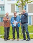  ?? FOTO: SPD ?? Hellmut Dinkelaker (links) und Henner Lamm (rechts) erkundigen sich in Bad Dürrheim über das neue Wohnprojek­t, das bezahlbare­n Wohnraum bietet.