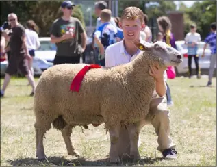  ??  ?? Brendan Fitzpatric­k from Ballywilli­am with the winner of the charollais ram lamb class.