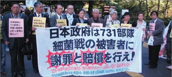  ?? PROVIDED TO CHINA DAILY PHOTOS ?? Wang Xuan (sixth from right) with Japanese lawyers and peace-lovers staging a demonstrat­ion at the Tokyo Metropolit­an Hibiya Park in September 2003, demanding an apology and reparation­s from the Japanese government for conducting biological warfare in China.