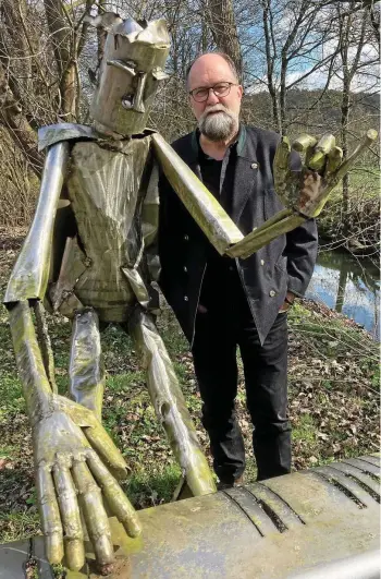  ?? GERLINDE SOMMER ?? Ulrich Barnickel mit einem seiner Kunstwerke vor seinem Atelier in Schlitz in Hessen. Mit Lesern, die sich jetzt anmelden können, geht er am 4. Mai den „Weg der Hoffnung“bei Geisa.