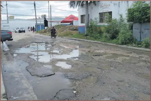  ??  ?? Desde hace más de tres años la calle Pocyaxun ha estado en pésimo estado, en Solidarida­d Urbana, Campeche