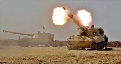 ?? — AFP ?? An Iraqi forces M109 self-propelled howitzer fires towards the village of Tall Al-Tibah, some 30 kilometers south of Mosul, during an operation against Islamic State (IS) group jihadists to retake the main hub city.
